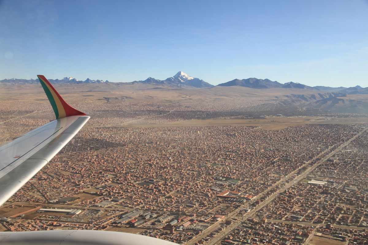 Flug über El Alto mit Blick auf Huayna-Potosi in Bolivien