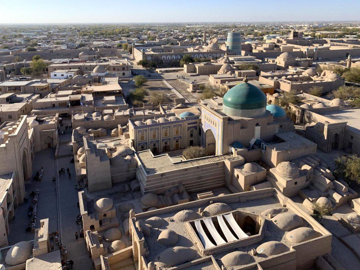 Luftansicht über Chiwa in Usbekistan mit historischer Architektur und Stadtansicht