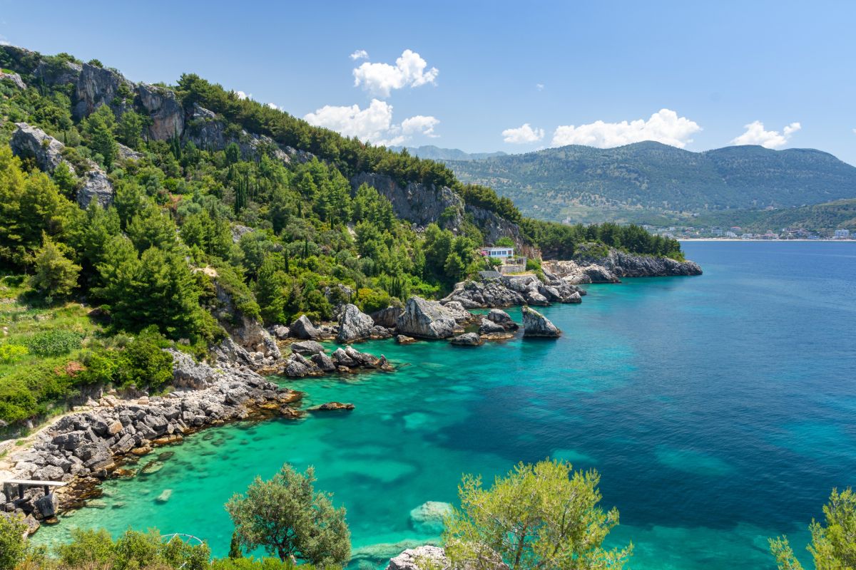 Küstenlandschaft mit türkisfarbenem Ionischen Meer in Albanien