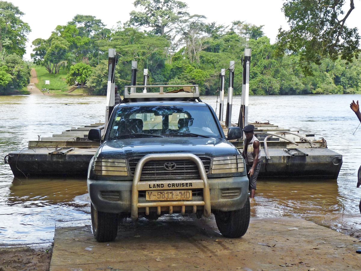 Mit der Fähre über den Moa-Fluss von Koidu nach Kailahun in Sierra Leone