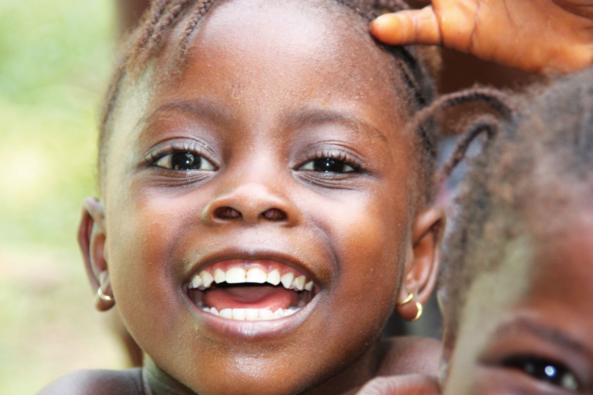 Lebensfreude a la Sierra Leone: Ein strahlendes Kind voller Lächeln