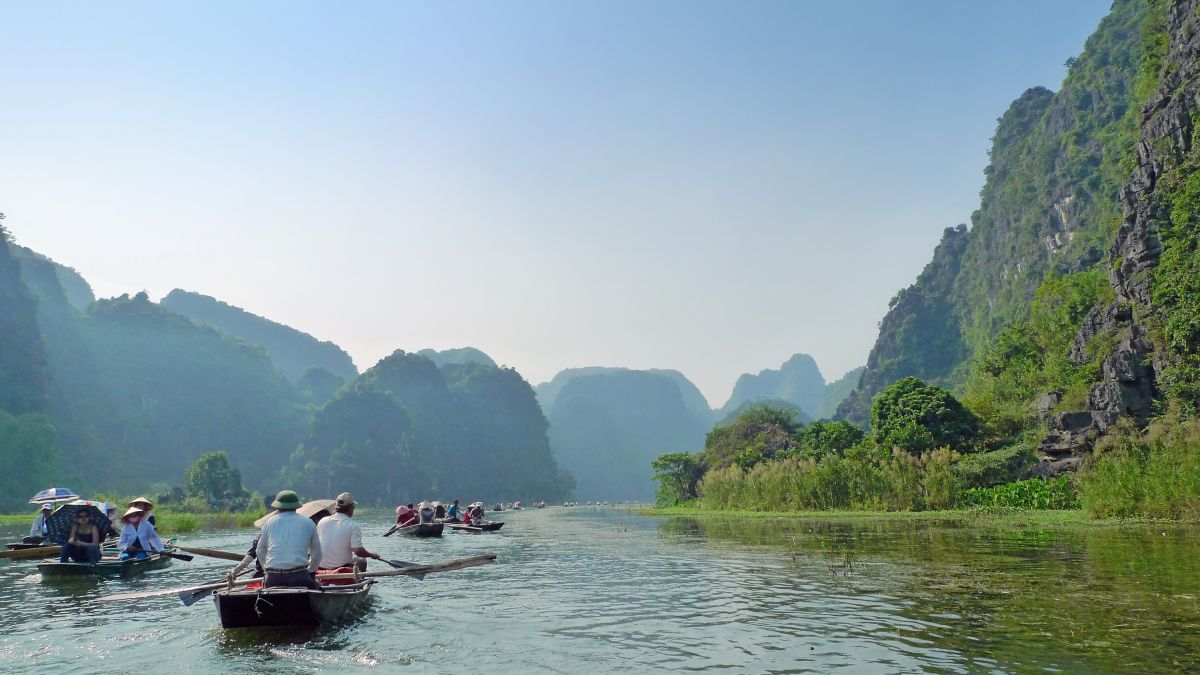 Erleben Sie abenteuerliche Bootsfahrten auf dem Fluss in der Trockenen Halong-Bucht, Tam Coc, Vietnam.