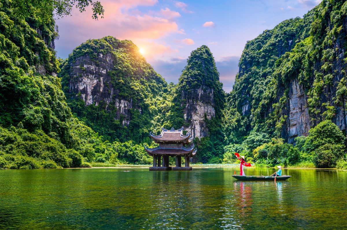 Malerische Flusslandschaft nahe Trang An, Ninh Binh in Vietnam mit Bergen und Boot