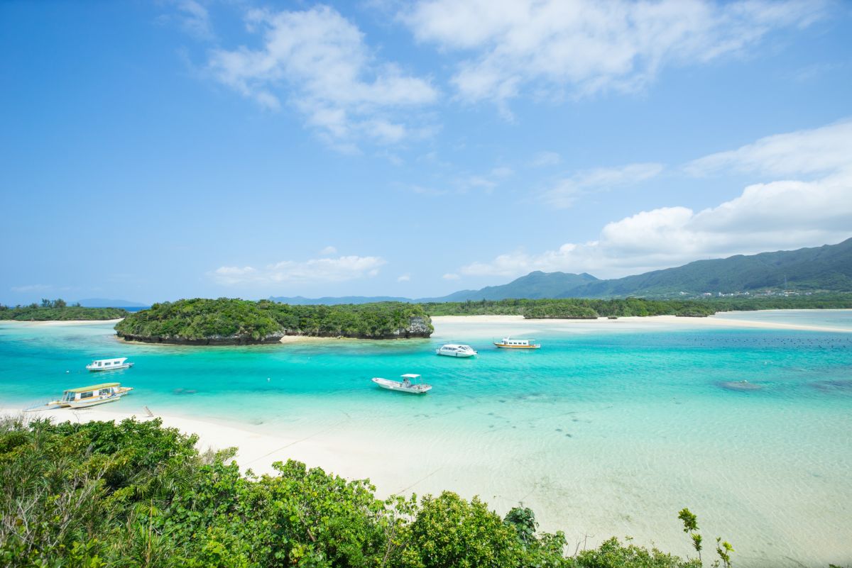 Traumstrand mit Lagune in Okinawa, Japan – Erholung unter der Sonne