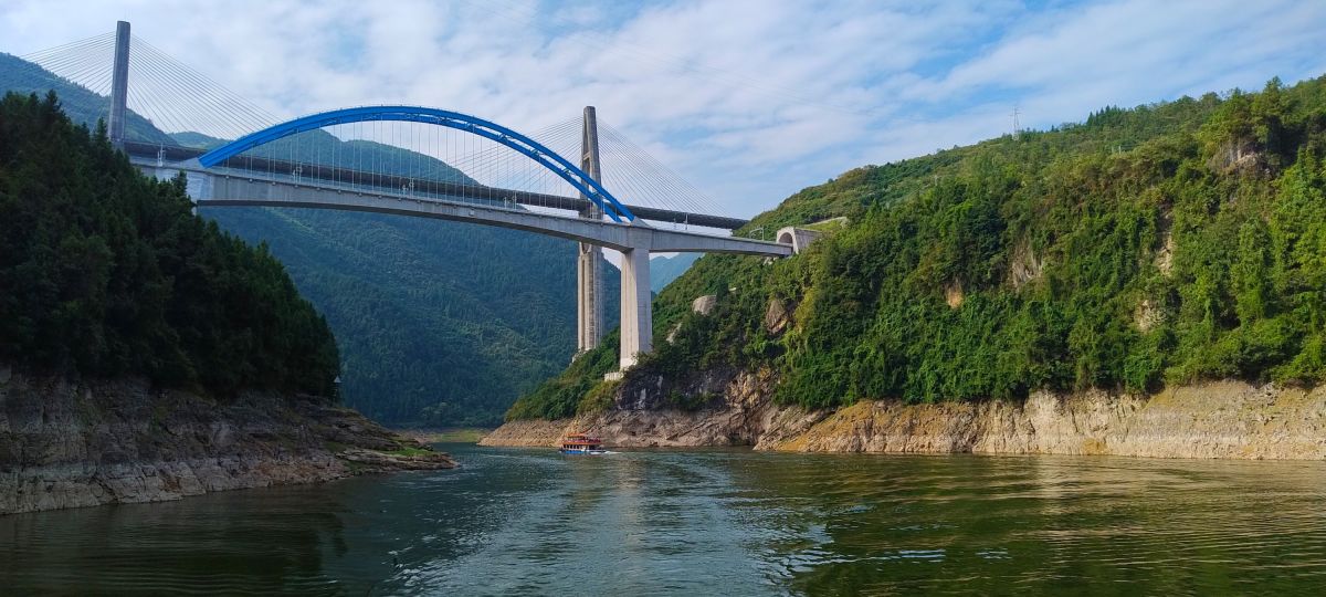 Entspannte Kreuzfahrt auf einem Nebenfluss des Yangtze in China mit beeindruckender Landschaft