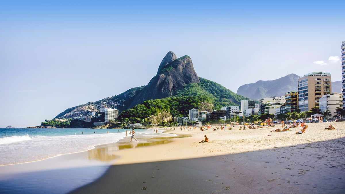 Ipanema-Strand mit Berg Dois Irmaos in Rio de Janeiro – ein entspannendes Urlaubsziel in Brasilien