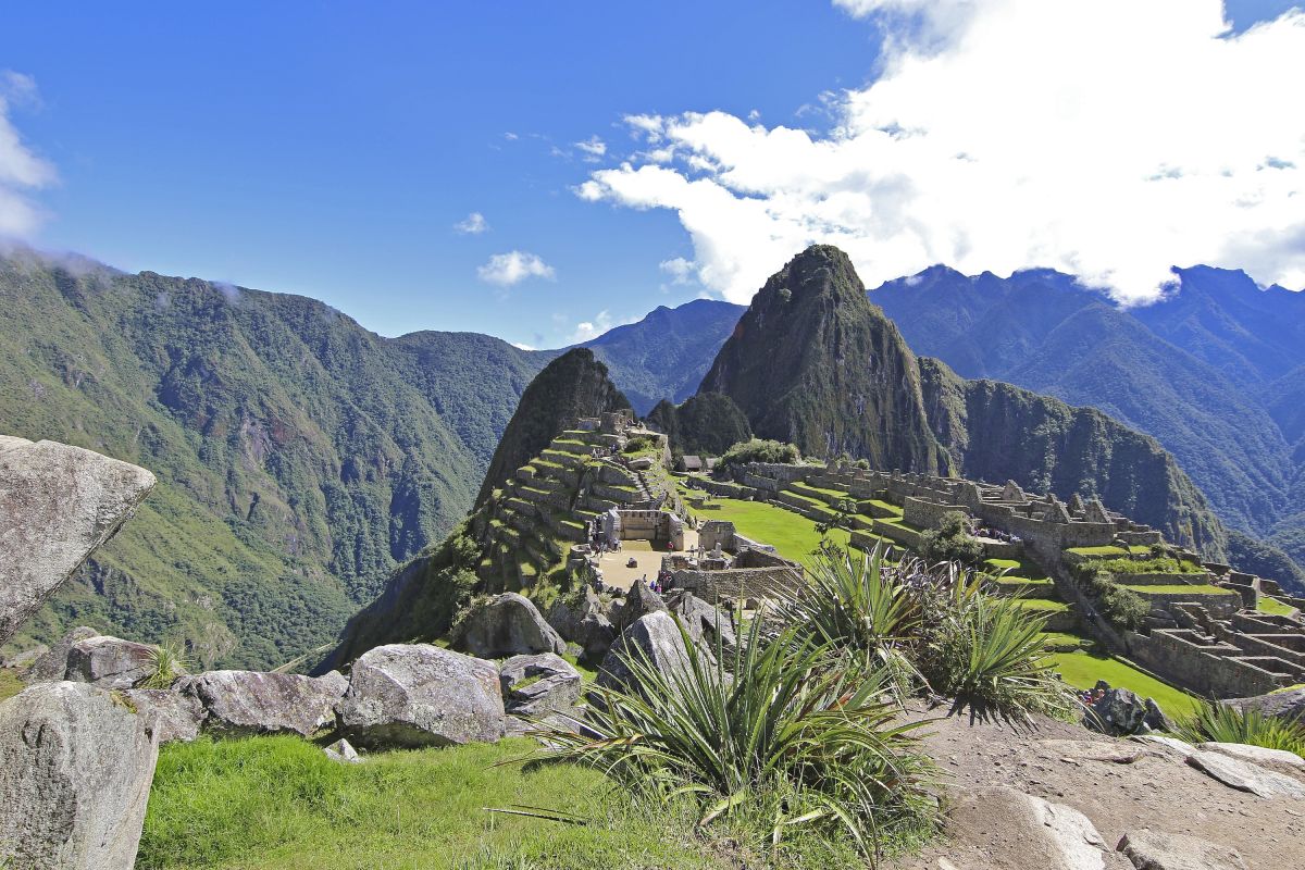Entdecken Sie Machu Picchu: Blick auf die beeindruckenden Ruinen in Peru