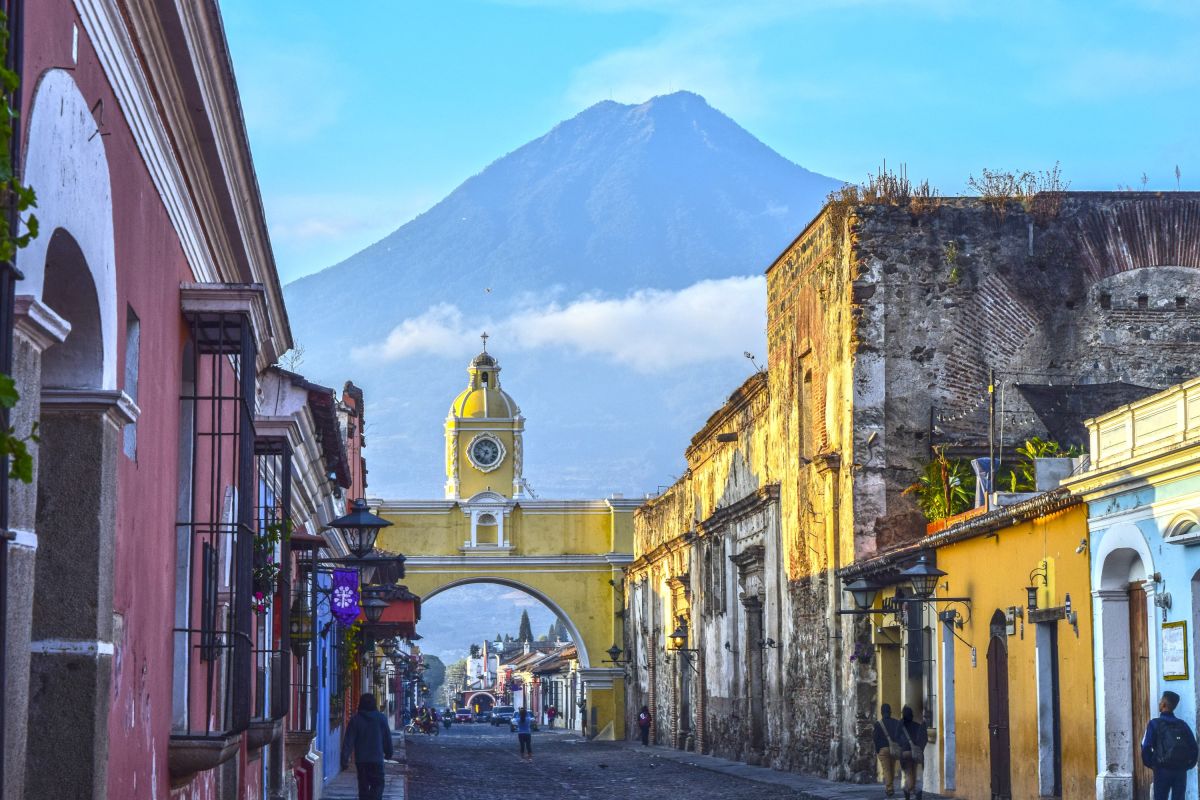 Farbenfrohe Straßen von Antigua Guatemala mit Blick auf den Vulkan Acatenango