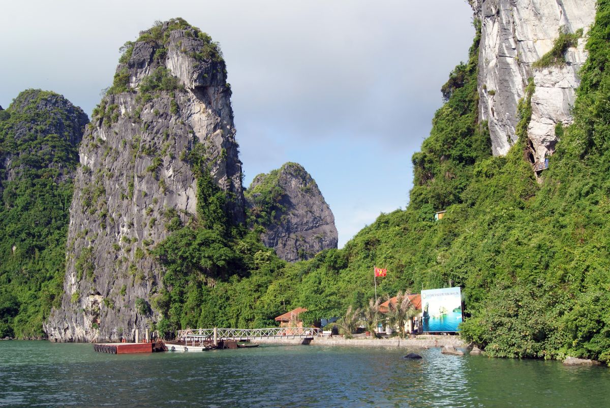 In der Halong-Bucht: Entspannen Sie mit Blick auf beeindruckende Felsen und das ruhige Wasser.