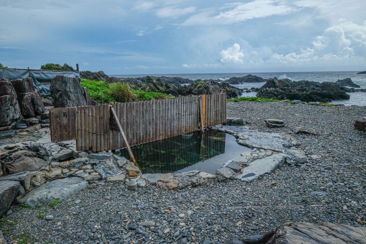 Entspannen im Meeres-Onsen an der Küste Yakushimas in Japan