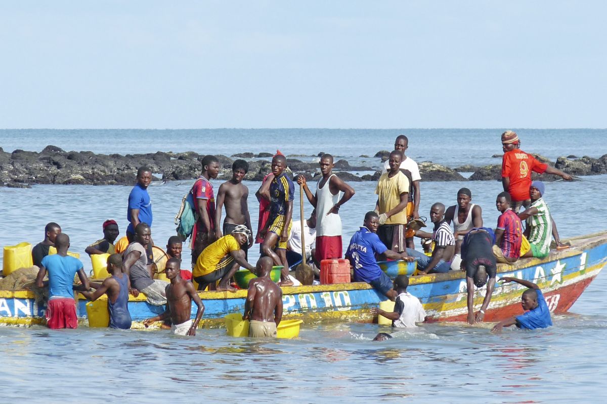 Erleben Sie das Fischen in Sierra Leone: gemeinschaftliches Boot in Mama Beach
