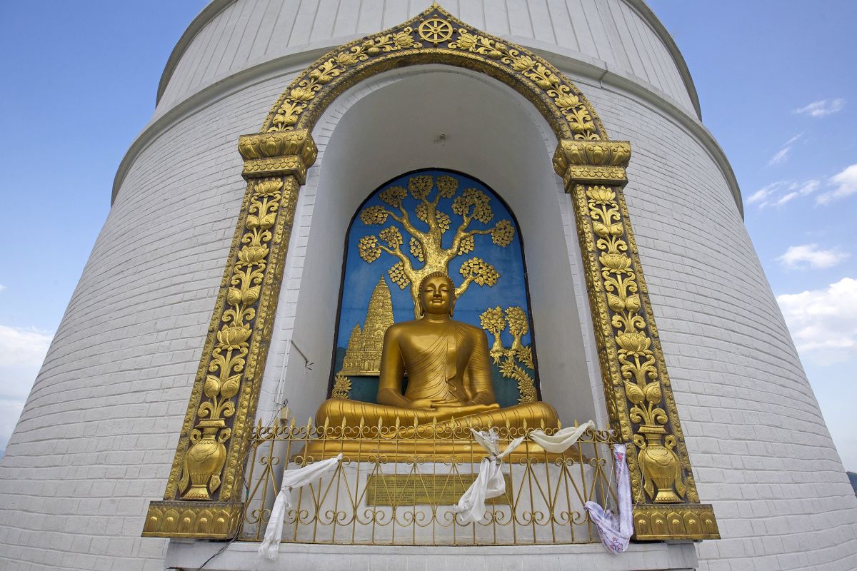 World Peace Pagoda mit goldener Buddha-Statue in Pokhara, Nepal