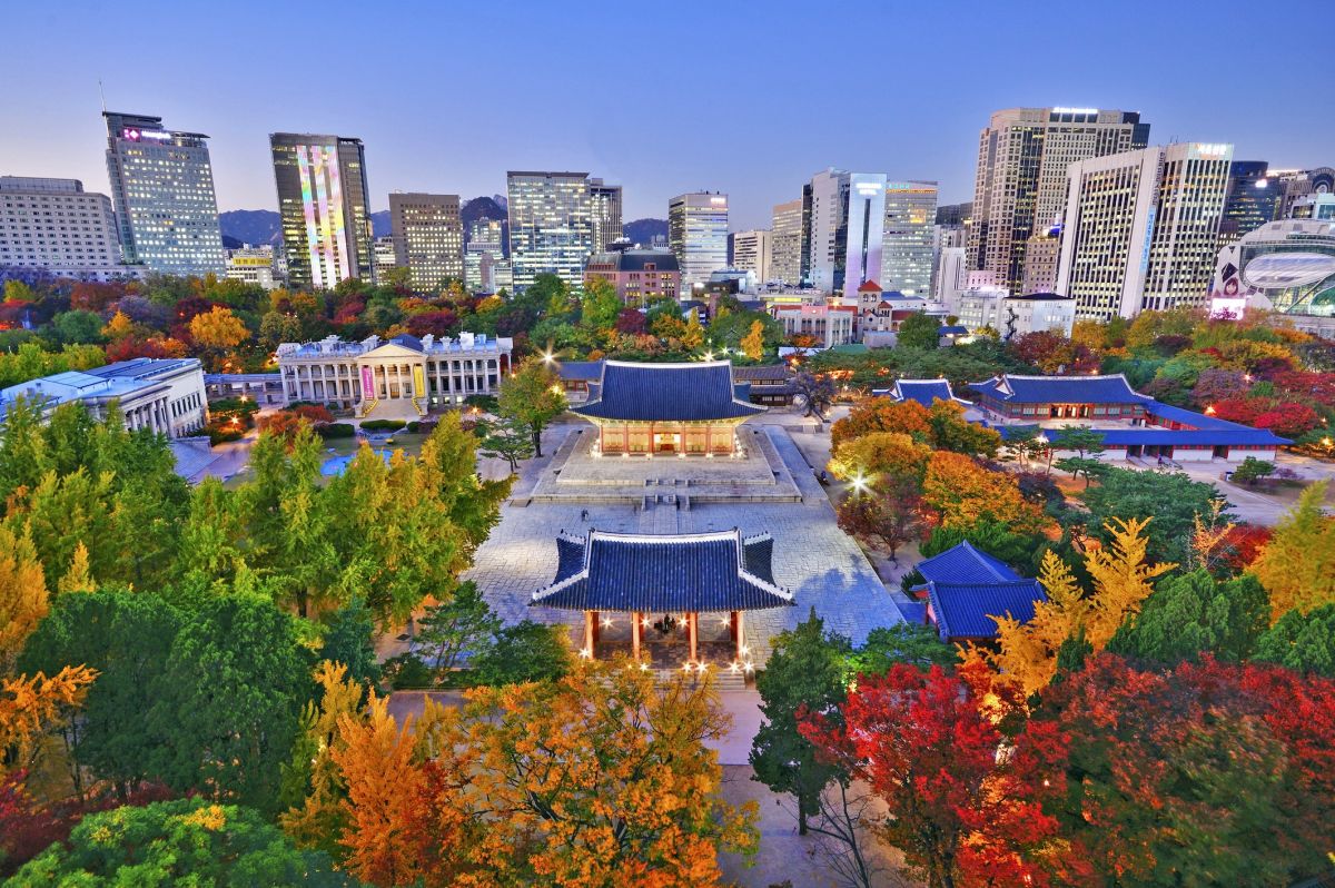 Palast von Deoksugung in bunten Herbstfarben in Seoul, Südkorea