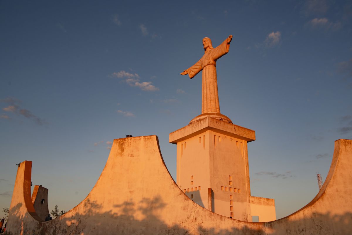 Christusstatue Cristo Rei in Lubango, Angola: Einblick in Kultur und Stadtleben