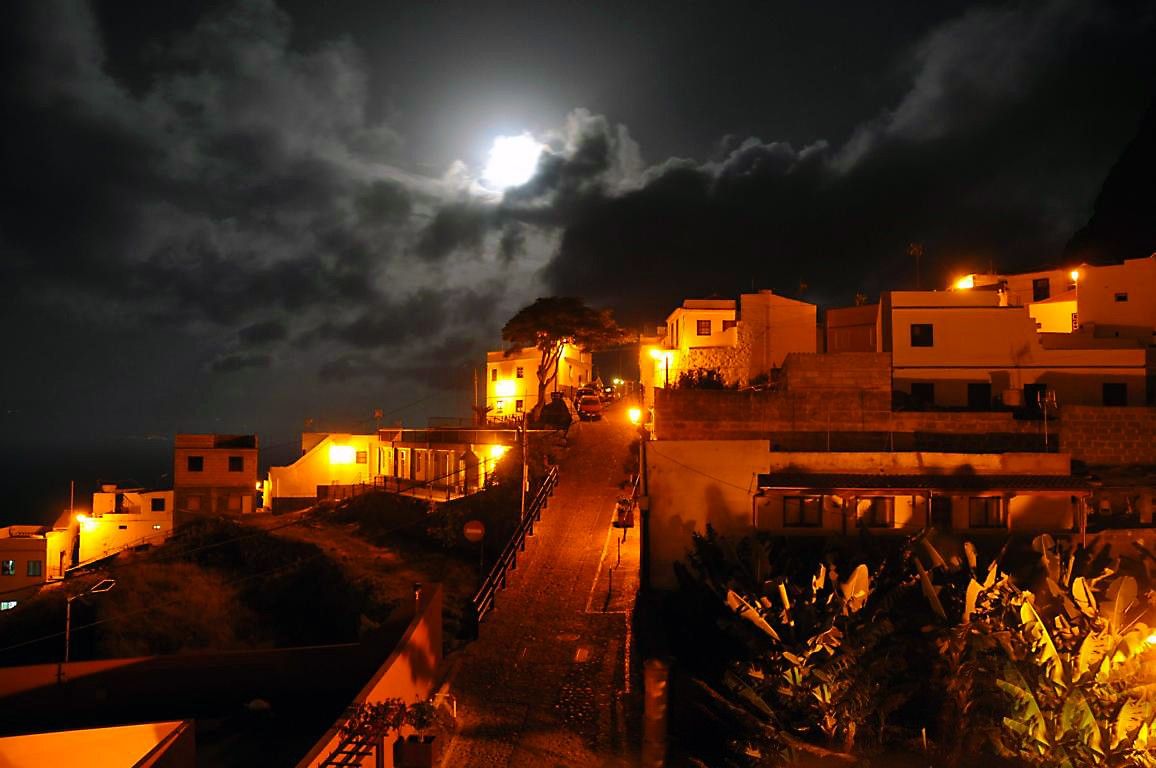 Abendstimmung in Agulo auf der spanischen Insel Gomera bei Nacht