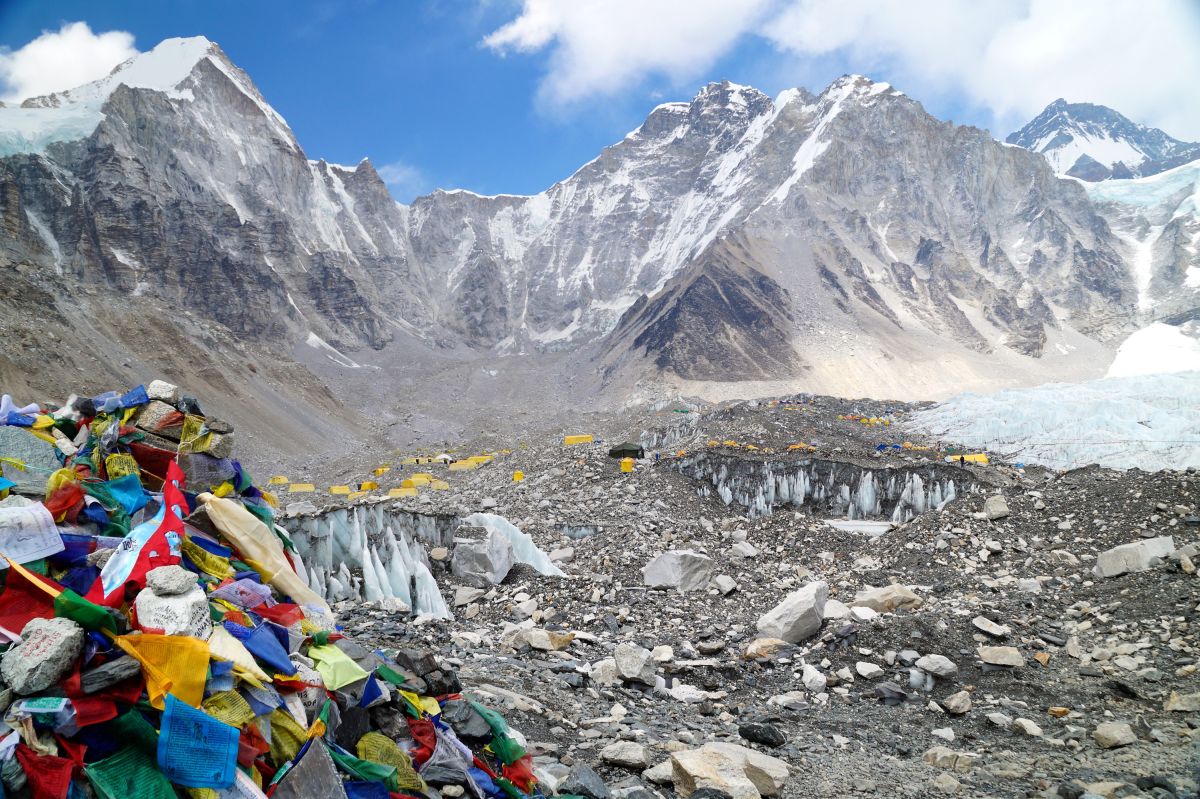 Everest Basislager in Nepal: Ein atemberaubender Anblick der Himalaya-Berge