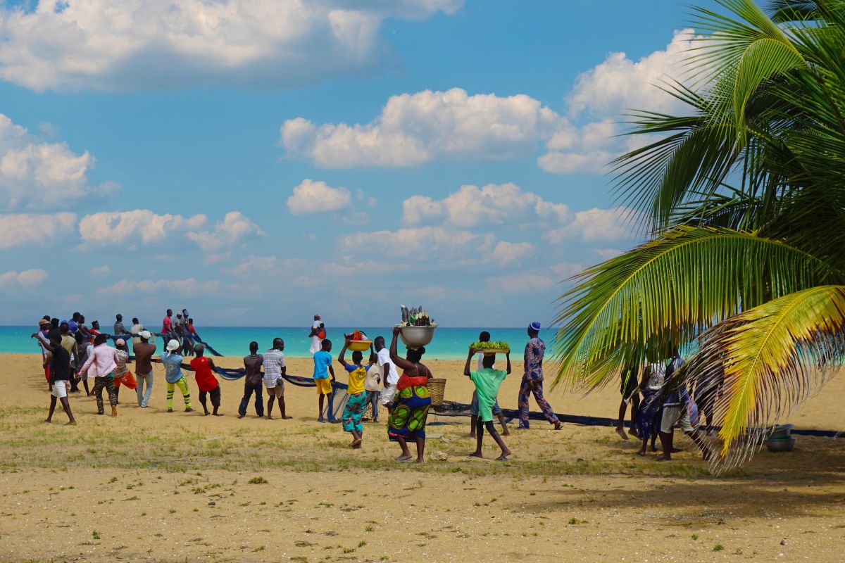 Teamwork: Fischer auf dem Strand von Togo ziehen gemeinsam Netze ein.