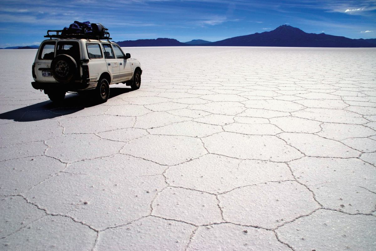 Erleben Sie das beeindruckende Salar de Uyuni in Bolivien mit einem Mietwagen-Abenteuer.