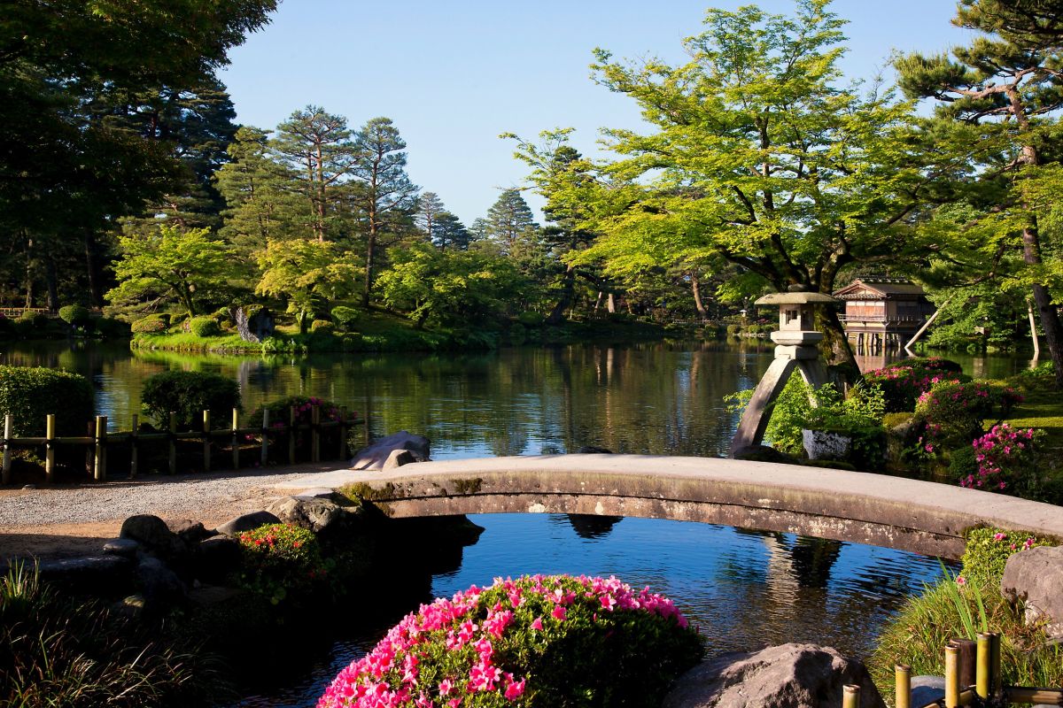 Entdecken Sie den Landschaftsgarten Kenrokuen in Kanazawa, Japan, voller Natur und Harmonie.