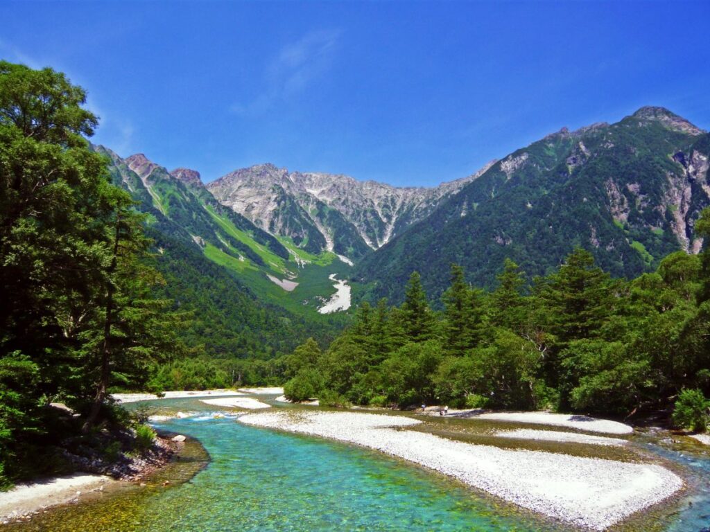 Erleben Sie das malerische Kamikochi-Tal in Japan: Ruhe zwischen Bergen und Fluss