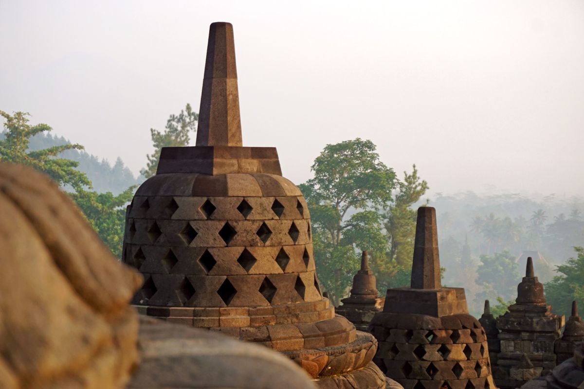 Eindrucksvolle Stupas des Borobudur Tempels in Java, Indonesien