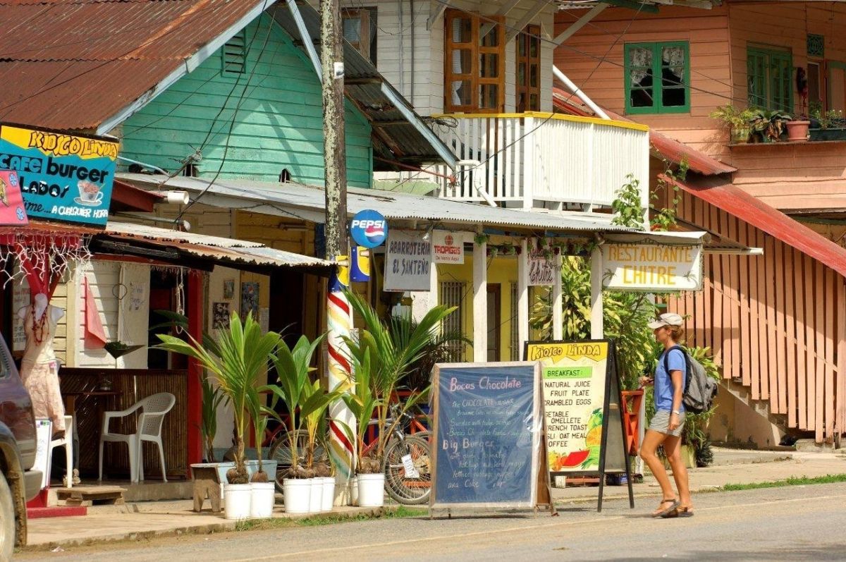 Erkunden Sie die bunte Stadt Bocas del Toro auf Isla Colon in Panama