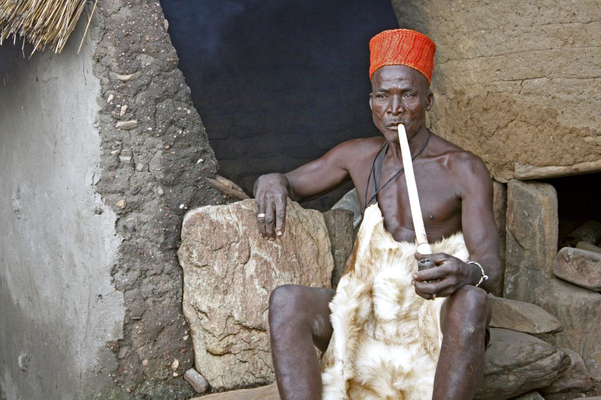 Priester und Orakel des Yom in Taneka, Benin mit traditioneller Flöte
