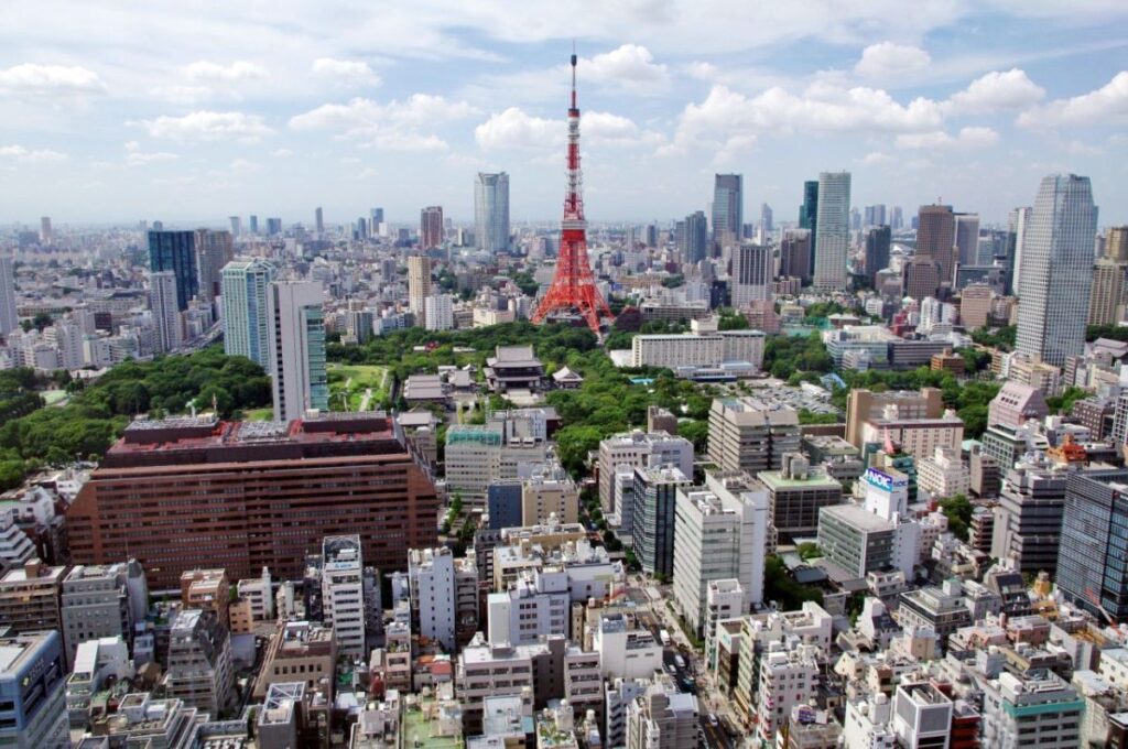 Panoramablick auf Tokio mit dem berühmten Tokyo Tower in Japan