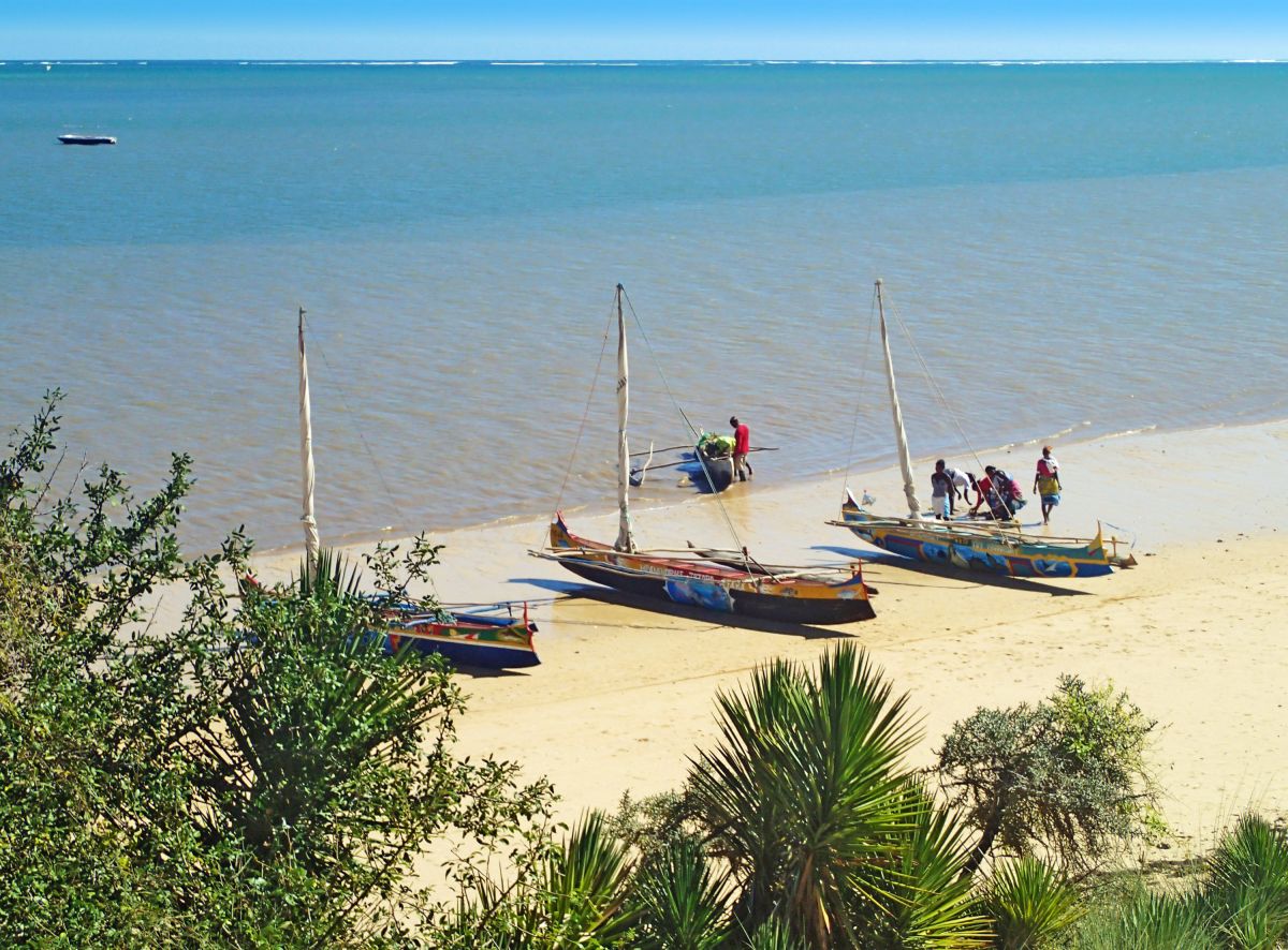 Strand und Boote auf Madagaskar – Erleben Sie die Küstenidylle Afrika