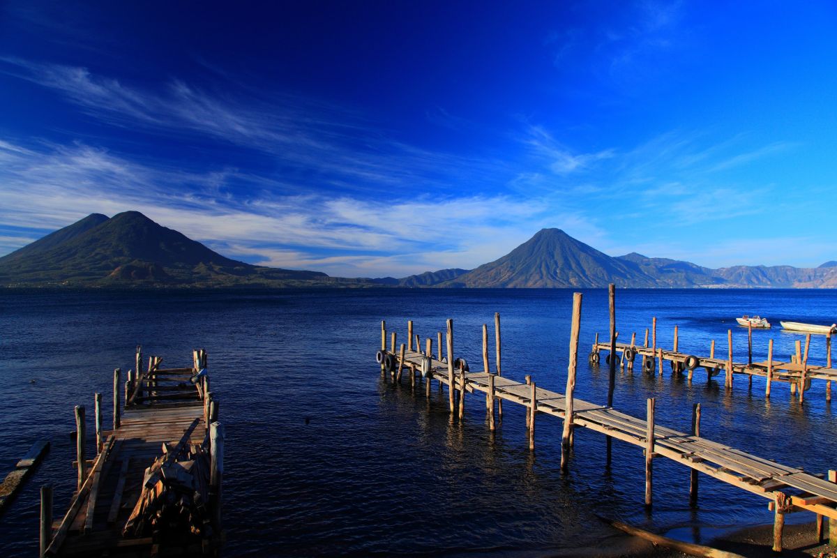 Azurblauer Atitlánsee in Guatemala mit den Vulkanen Tolimán, Atitlán und San Pedro im Hintergrund