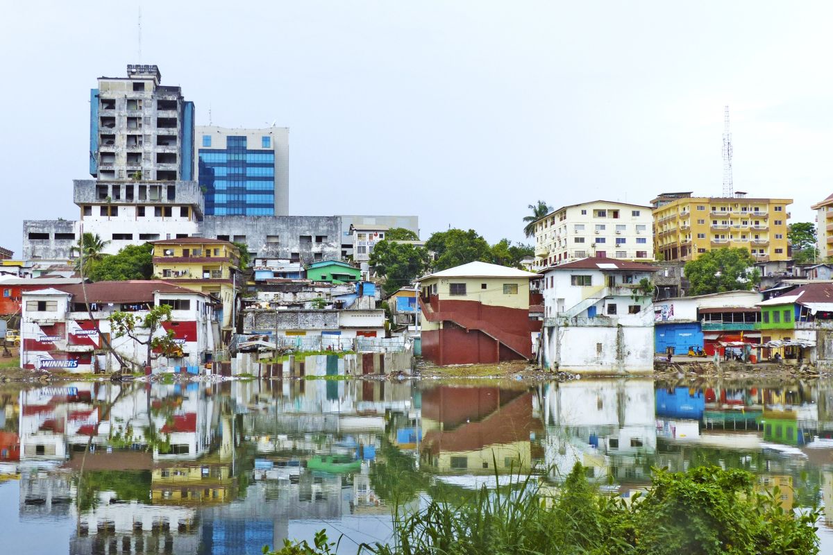 Entdecken Sie Monrovia: Farbenfrohe Stadtansicht auf Providence Island in Sierra Leone