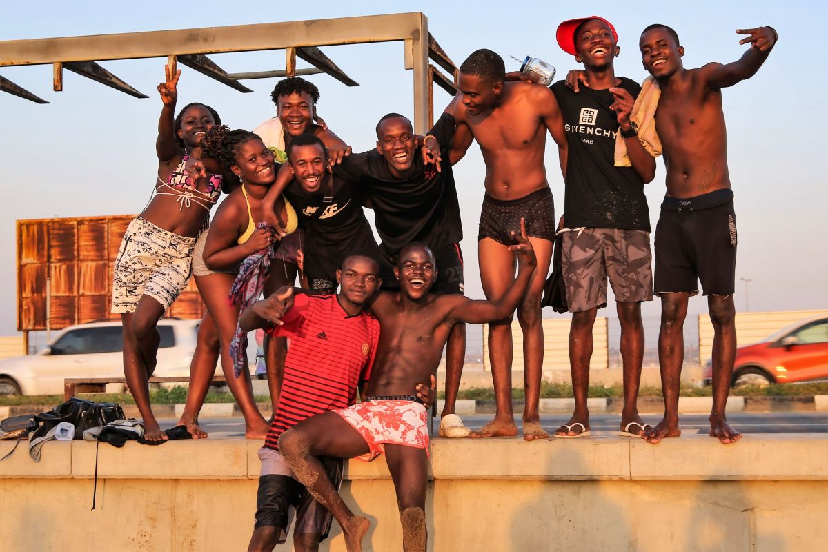 Lebhafte Gruppe junger Menschen am Strand von Luanda in Angola