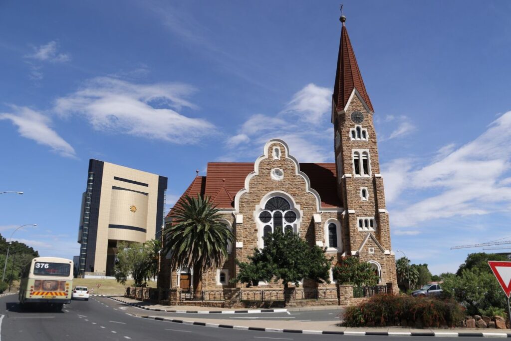 Windhoek: Stadtansicht mit historischer Kirche und modernem Gebäude in Namibia
