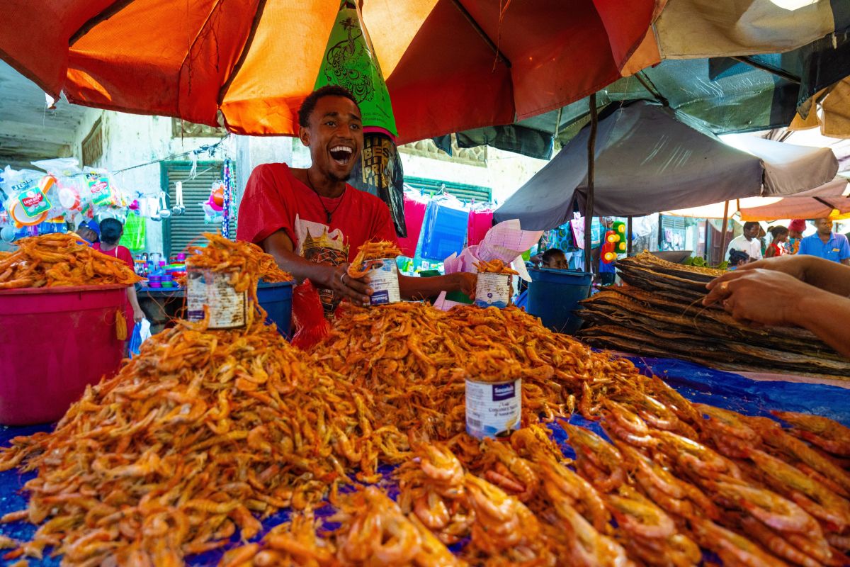 Garnelenverkäufer auf dem Markt in Madagaskar