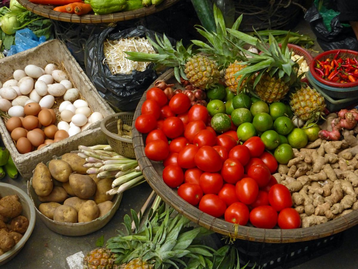 Bunter Markt in Hanoi: Frisches Obst und Gemüse aus Vietnam