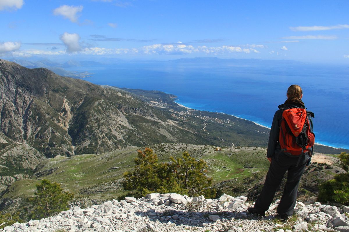 Atemberaubender Blick vom Llogara-Nationalpark auf die albanische Riviera in Albanien