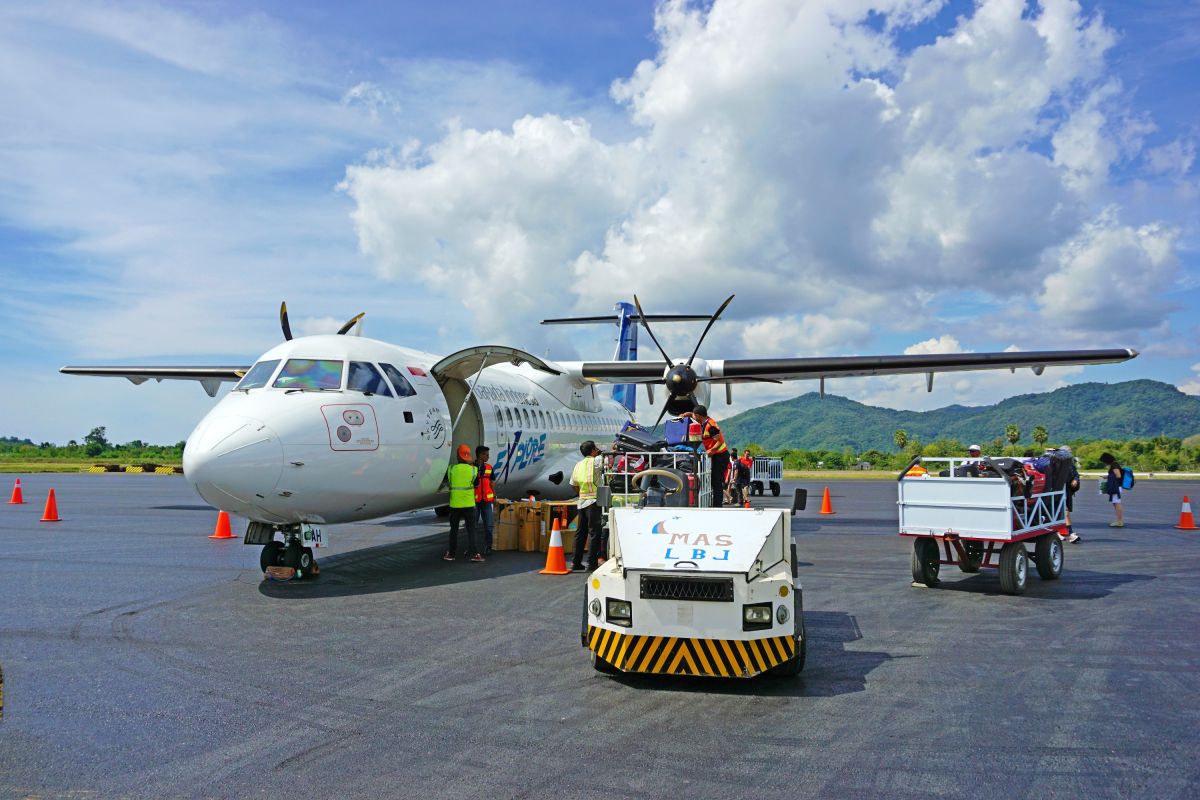 Garuda Indonesia ATR-72 Flugzeug auf dem Flughafen Flores in Indonesien