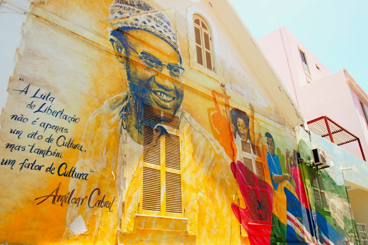 Kulturelles Wandbild von Amilcar Cabral in der Stadt Praia, Kapverden