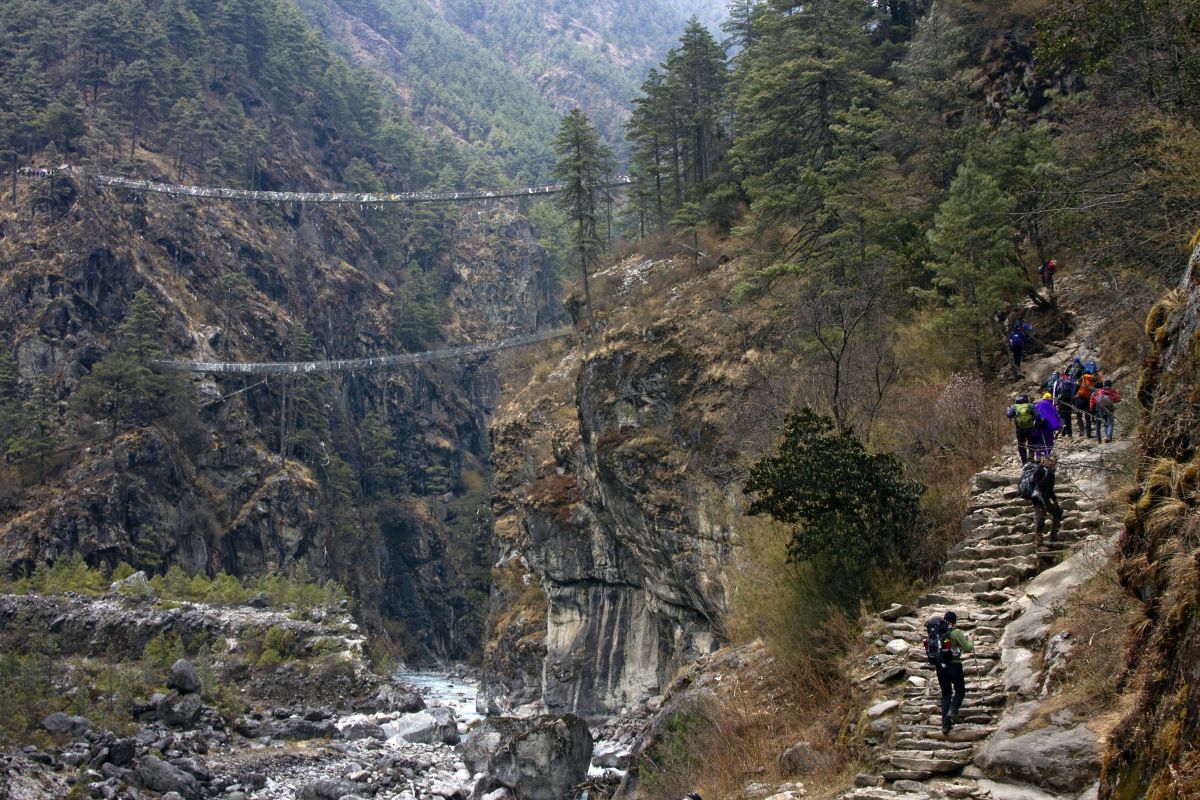 Erleben Sie die atemberaubende Aussicht auf die alte und neue Hillary Bridge in Nepal
