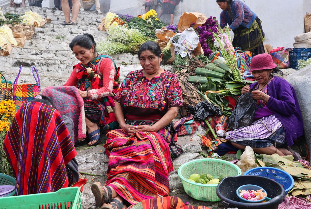 Marktleben in Guatemala bei der Wallfahrtskirche Santo Tomás: Blumen und frische Produkte