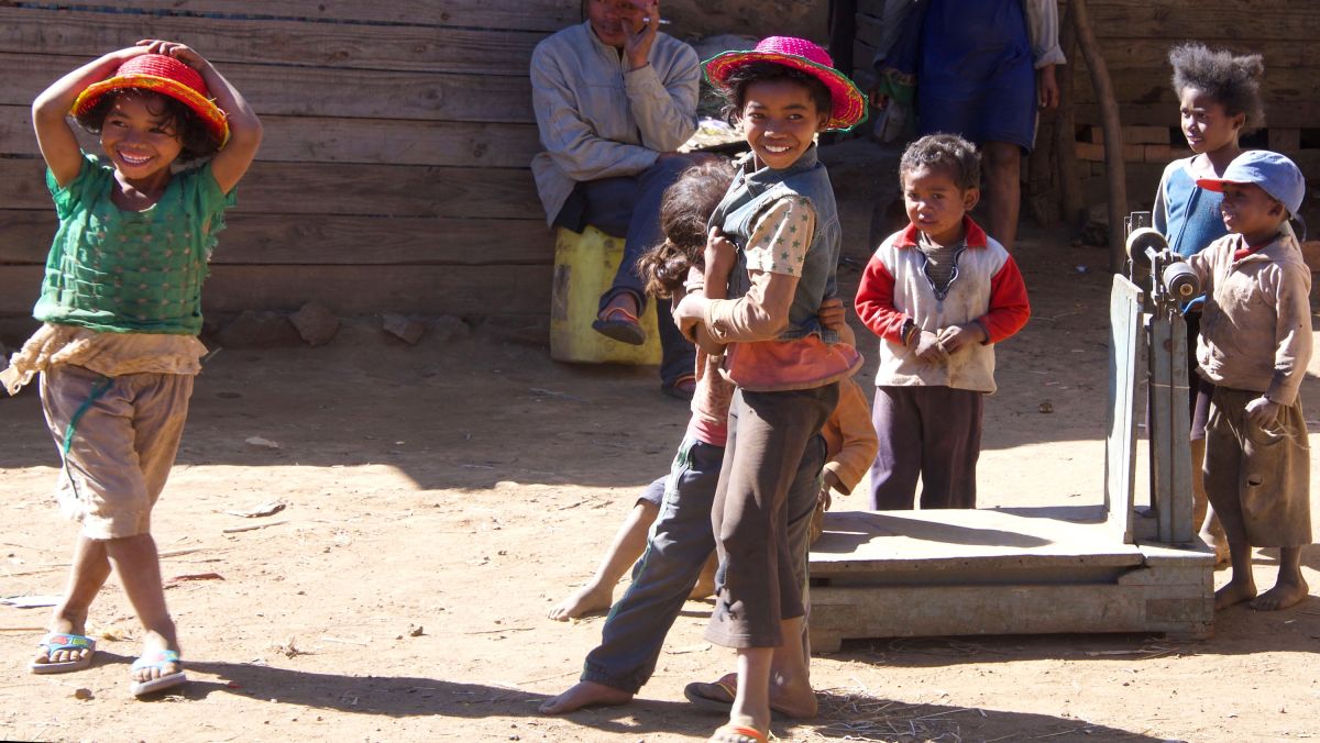 Fröhliche Kinder beim Spielen im sonnigen Madagaskar