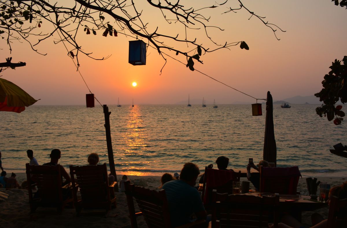 Sonnenuntergang in einer Strandbar auf Koh Lipe, Thailand