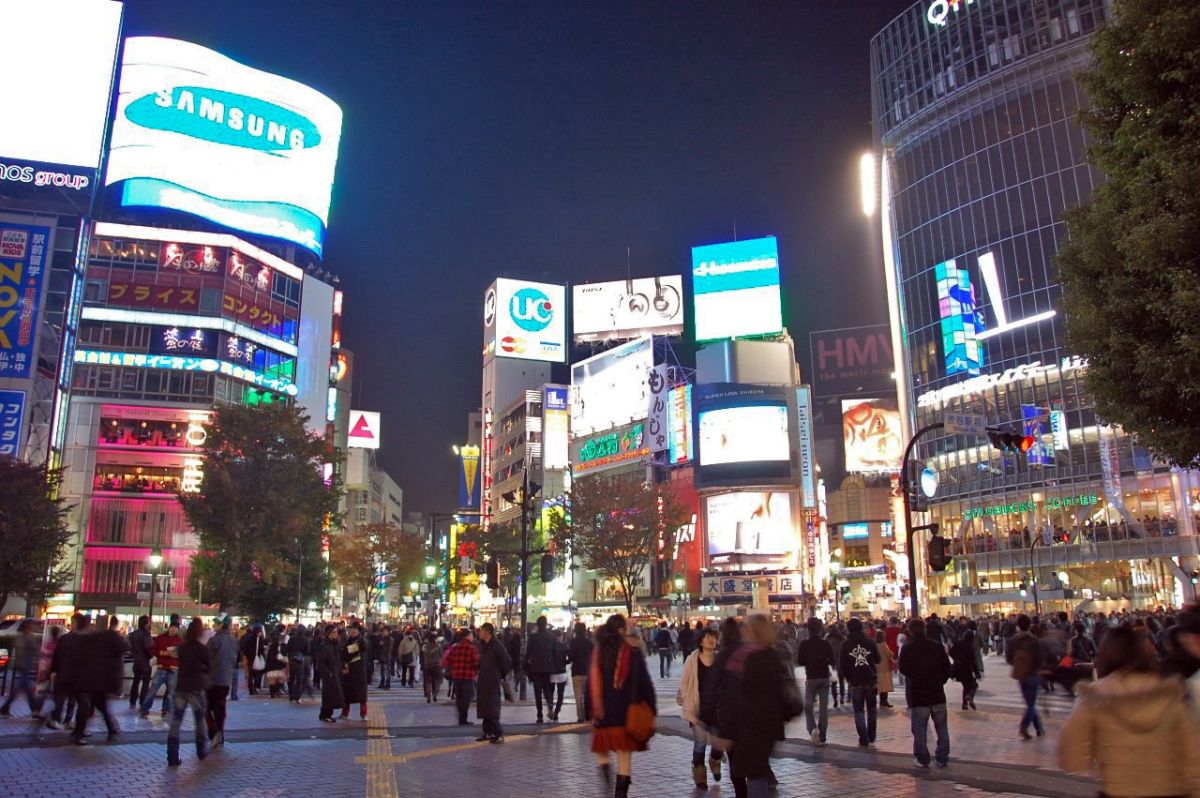 Abendliche Szenerie in Tokio – Lebhaftes Treiben in Shibuya