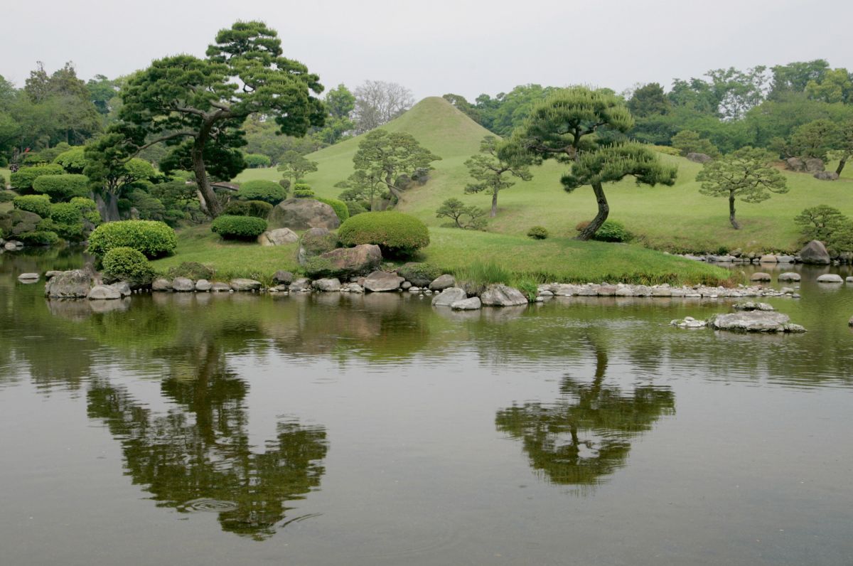 Japanischer Garten in Kumamoto mit ruhigem See und üppiger Natur