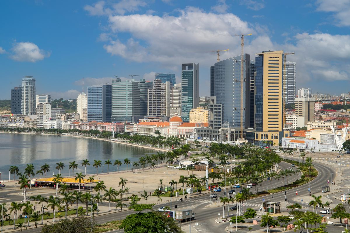 Marginal de Luanda: Entdecken Sie die Küste von Angola mit faszinierender Architektur.