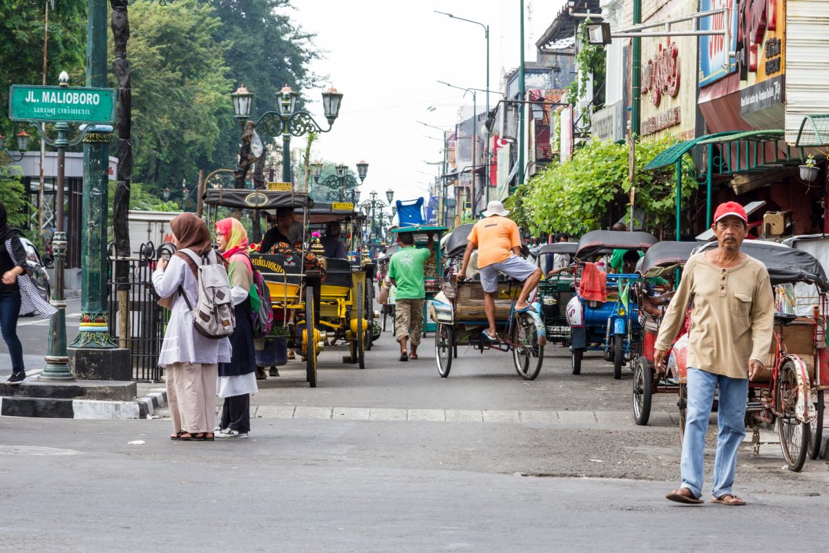 Erleben Sie die belebte Straße Malioboro in Yogyakarta, Indonesien – ein aufregendes Stadtabenteuer!