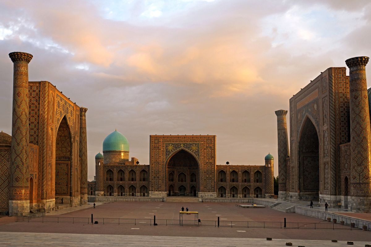 Besuchen Sie das beeindruckende Registan in Samarkand, Usbekistan, an der Seidenstraße.