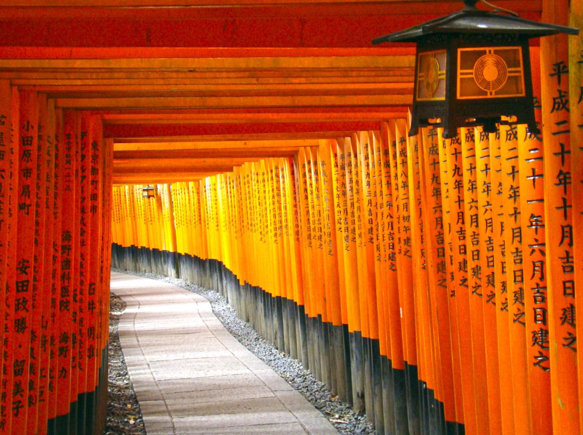 Tausende Torii am Fushimi-Inari-Schrein in Kyoto, Japan erleben