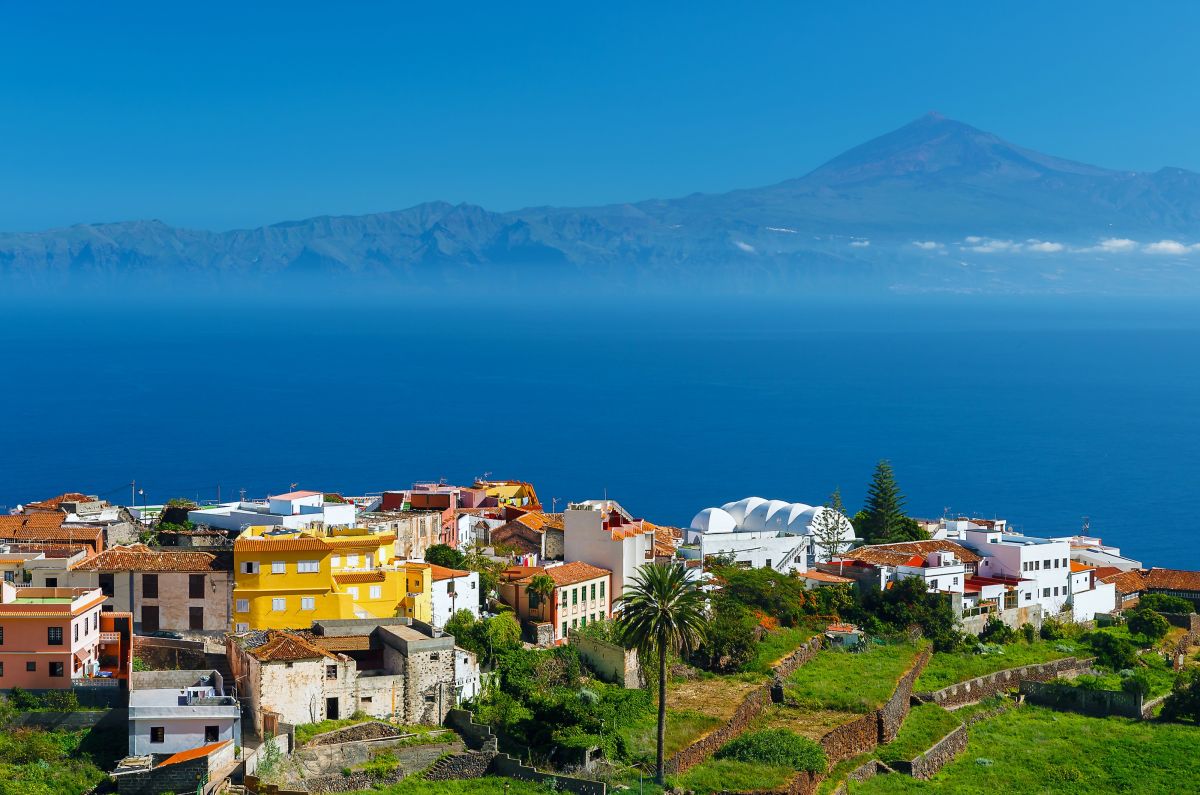 Agulo an der Küste von Gomera mit Blick auf den Berg Teneriffa