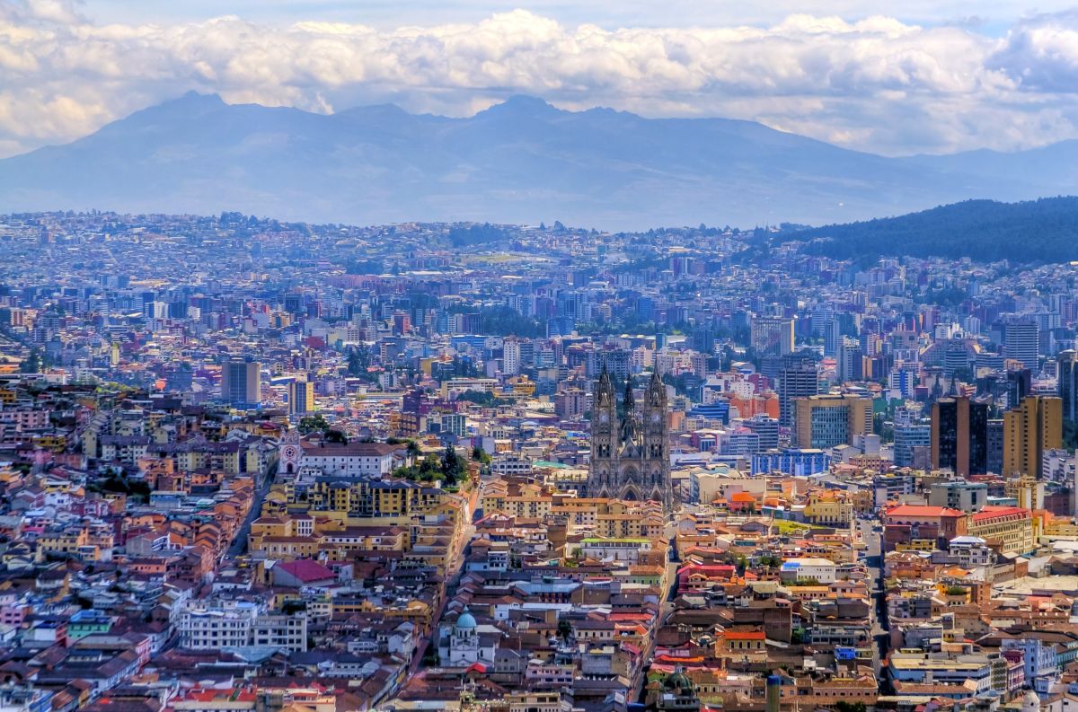 Panoramablick auf die Stadt Quito in Ecuador mit Bergen und lebhaften Gebäuden